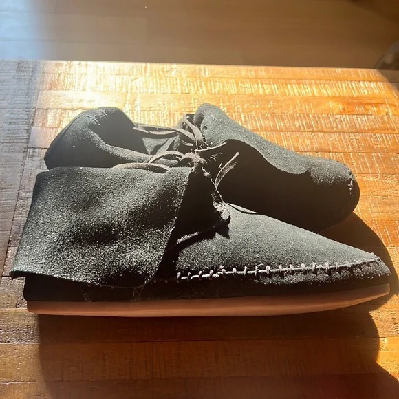 TOMS NWOT BLACK SUEDE FLAT BOOTIES SZ USA 8 - Picture 1 of 4